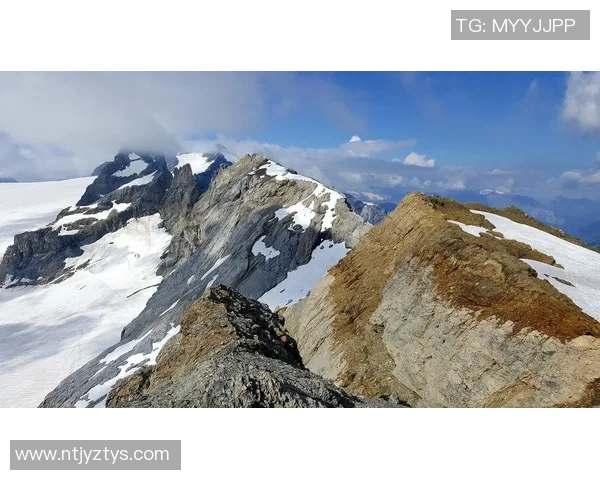 李伟独家分享攀岩技巧与心得助你征服高峰挑战自我极限